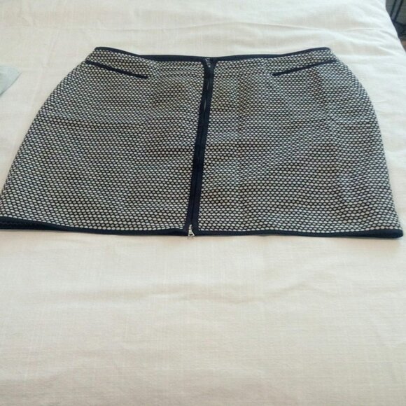 SKIRT TEEFLIO LABEL - MADE IN CANADA - NEW NO TAGS - BLK/WHITE  SIZE 10 - Picture 3 of 5